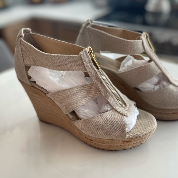 Michelle kors tan platform espadrilles size 7 1/2 m. Nice and comfortable. - Picture 4 of 15